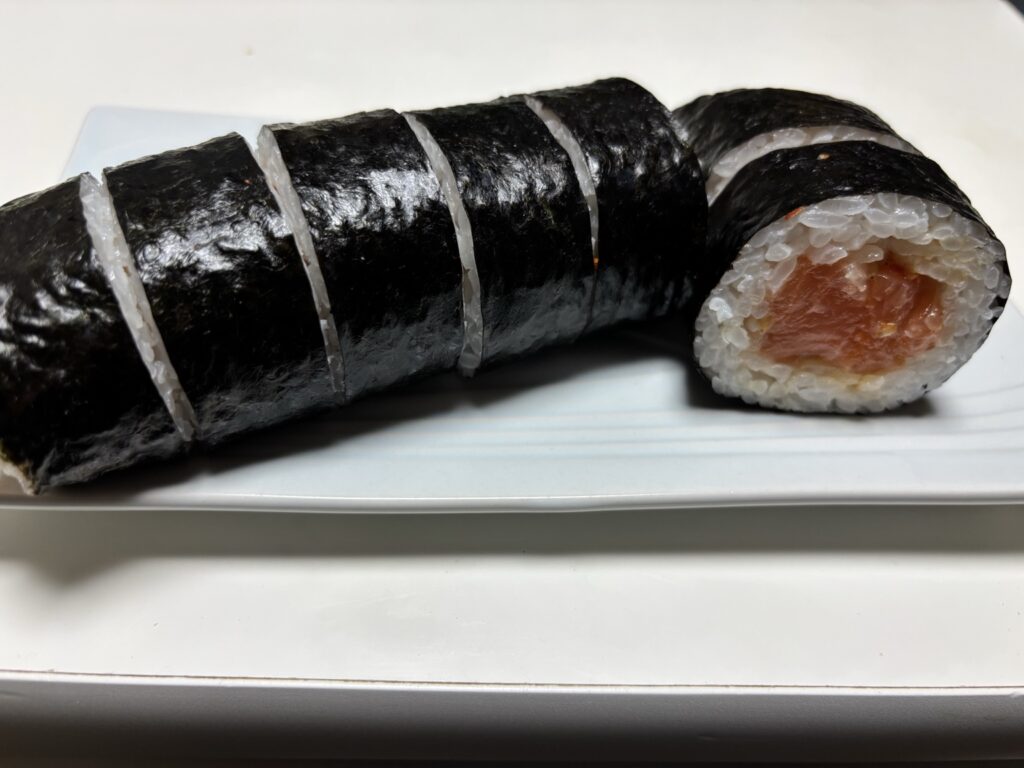 コストコ サーモンポキロールの断面写真