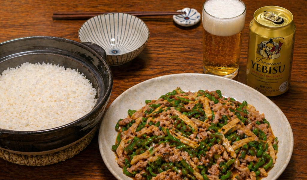 湯気が立つ土鍋炊きごはんのアップと青椒肉絲の画像