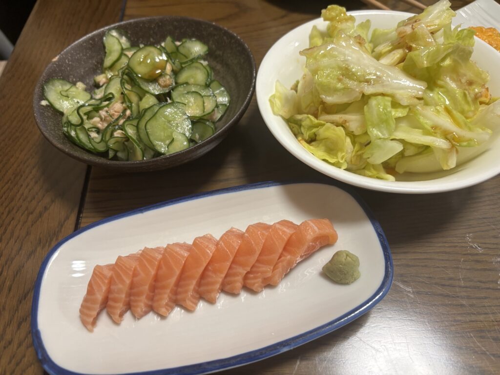 コストコサーモンの刺身を厚切りで盛り付けた家飲み写真