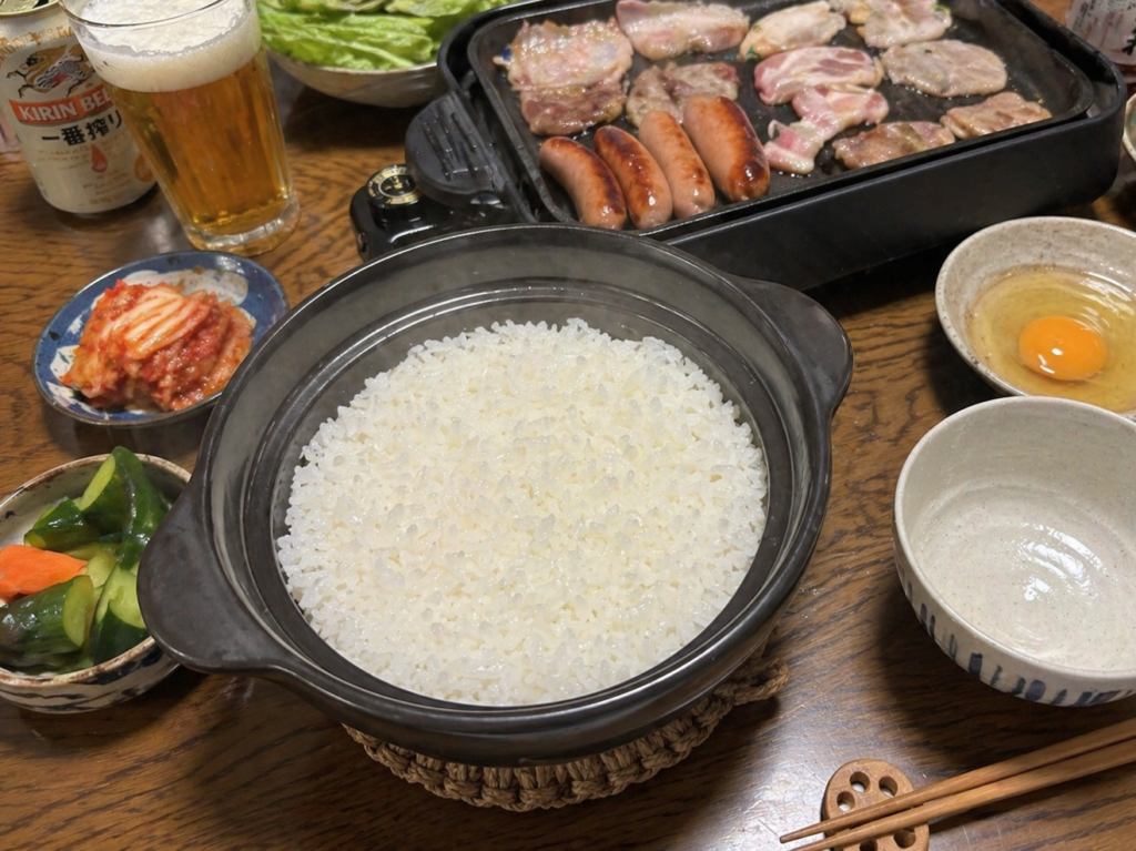 おうち焼肉を楽しむ家飲みテーブル風景｜豚焼肉と土鍋ごはん