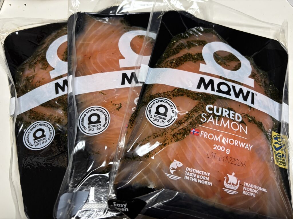 コストコで購入したMOWIキュアードサーモン 3パック入りの商品パッケージ