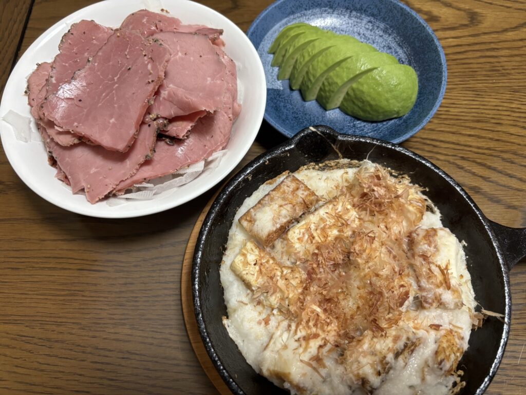 厚揚げのとろろ焼きとパストラミビーフとアボカドを並べた家飲みセット