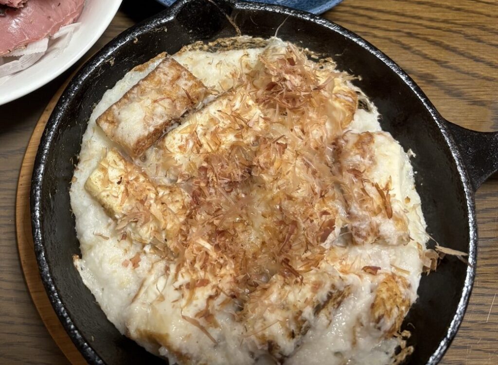 スキレットで作った厚揚げのとろろ焼きに鰹節をのせた家飲みおつまみ