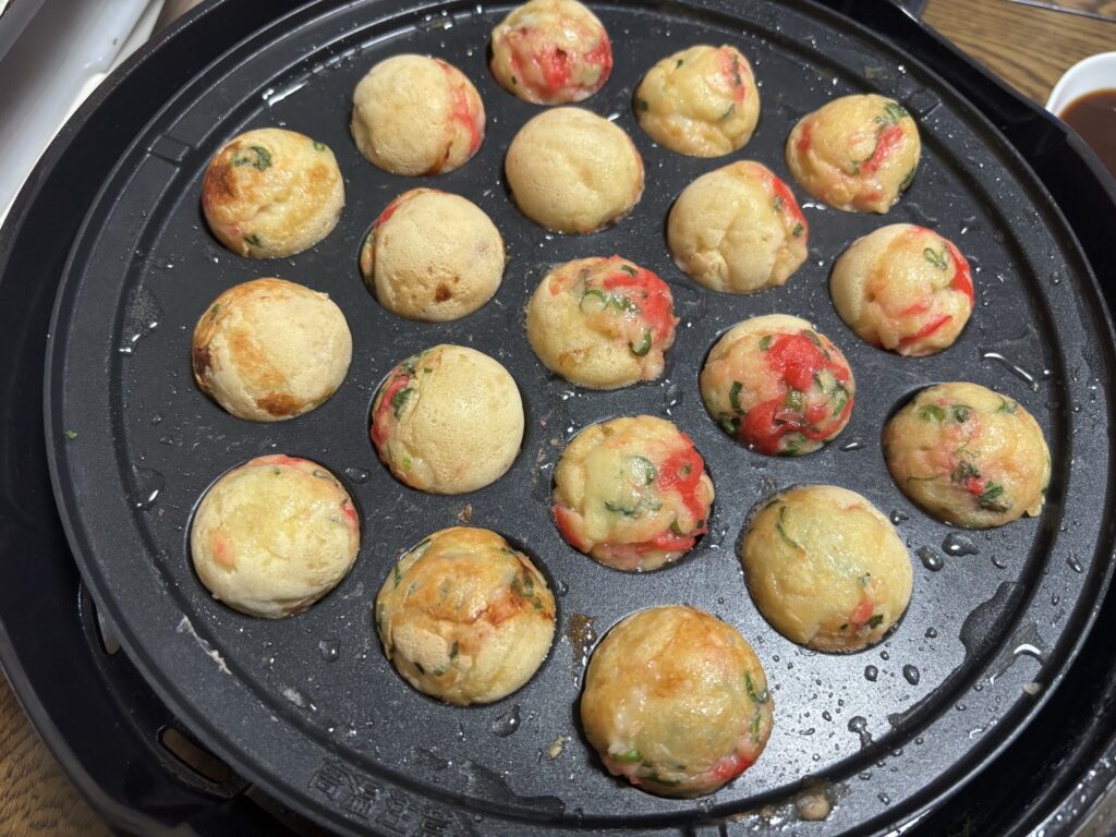 たこ焼きを丸く焼き上げている途中の様子