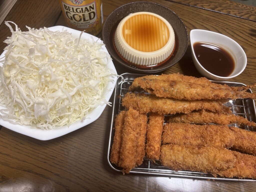 ししゃもフライと魚肉ソーセージフライと山盛りキャベツの家飲みセット