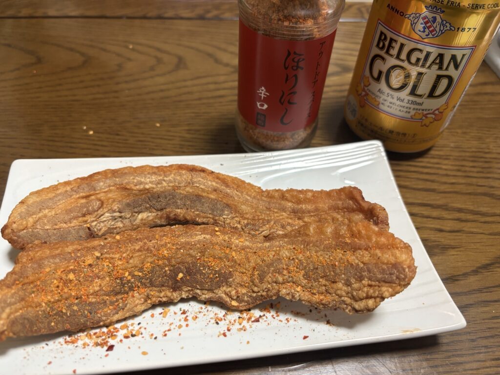 赤ほりにしで味変したカリカリチチャロン