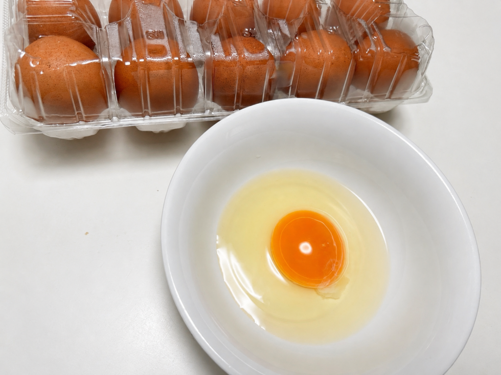 コストコの卵を割った黄身の色が濃い写真