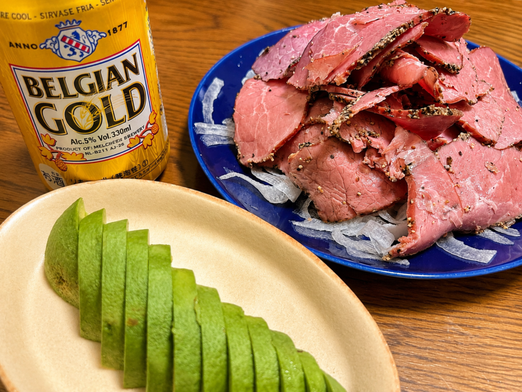 パストラミビーフとオニオンスライスとアボカドの家飲みプレート