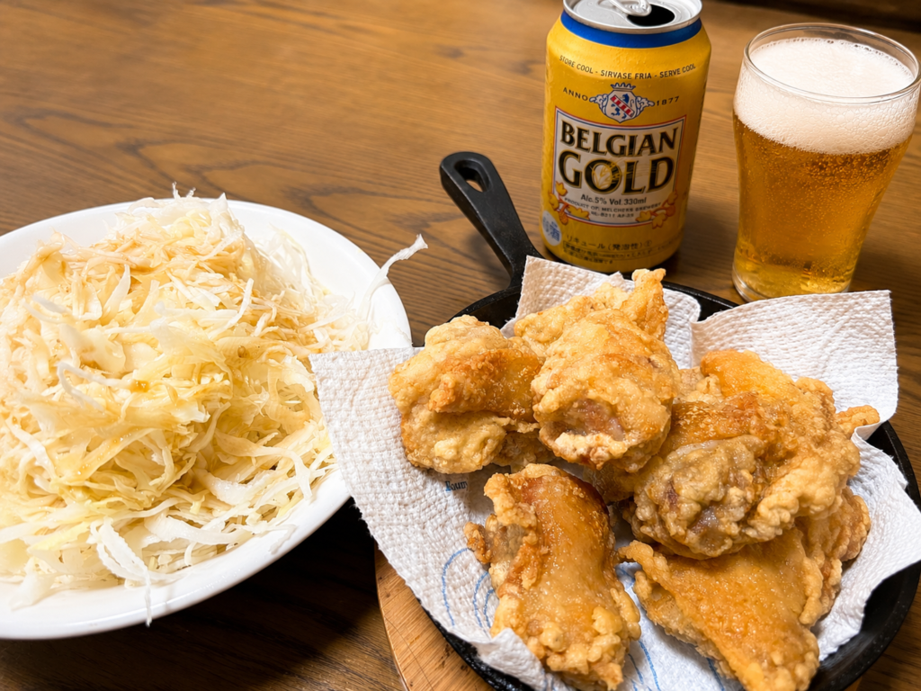 塩唐揚げとキャベツ千切り、ベルジャンゴールドと具だくさん冷やし中華を並べた蒸し暑い日の家飲みセット