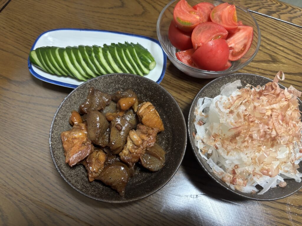オニオンスライスとかつお節のさっぱり副菜
フルーツトマトの盛り付け
きゅうりのぬか漬けの盛り付け
焼豚のタレで作った鶏とこんにゃくの煮物