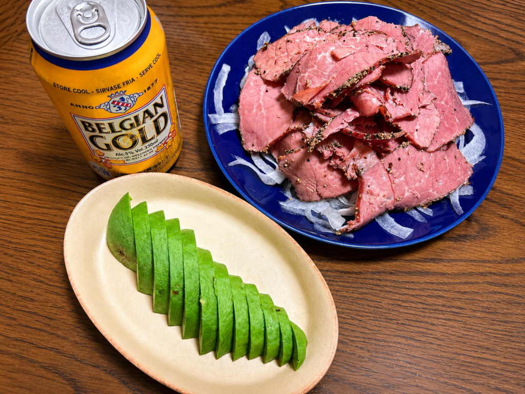 パストラミビーフとオニオンスライスとアボカドの家飲みプレート