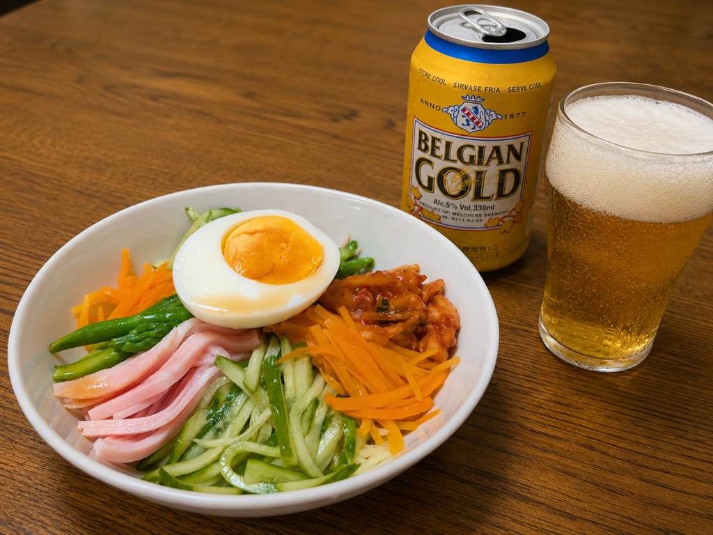 きゅうり、にんじん、アスパラ、ハム、ゆで卵、キムチをのせた具だくさん冷やし中華とベルジャンゴールド