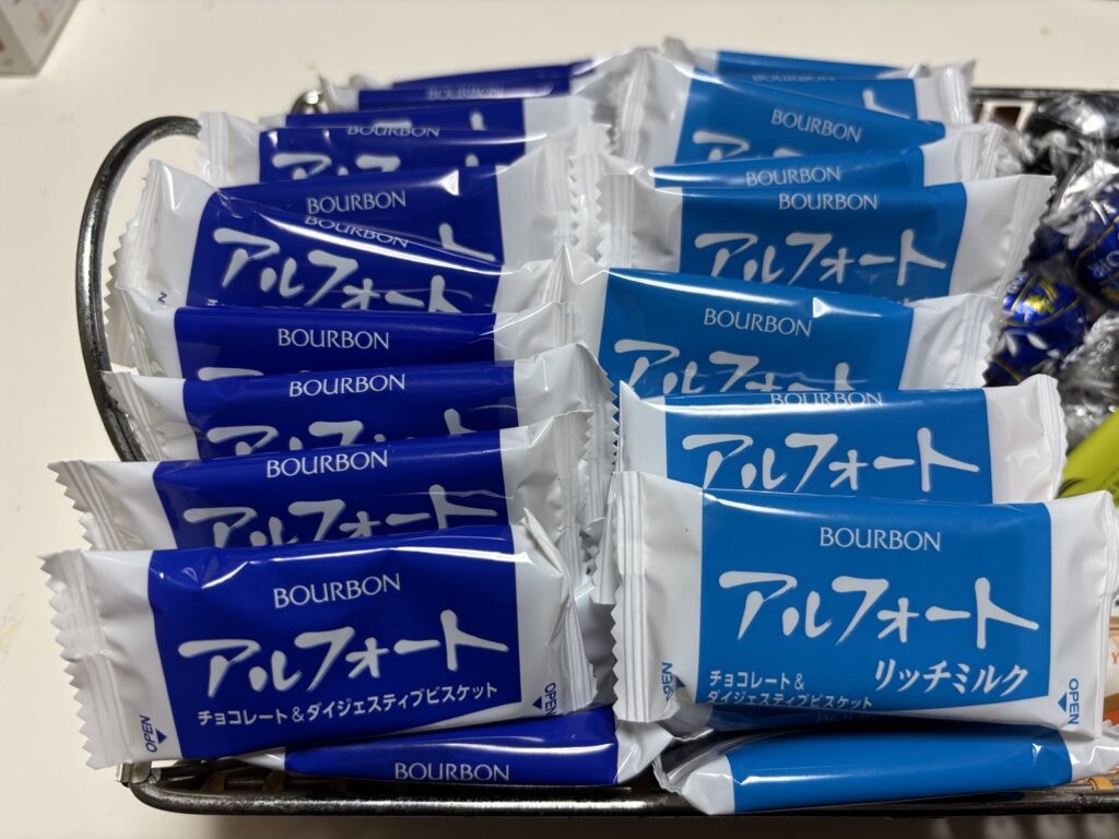 コストコのアルフォート個包装を大量に並べた様子