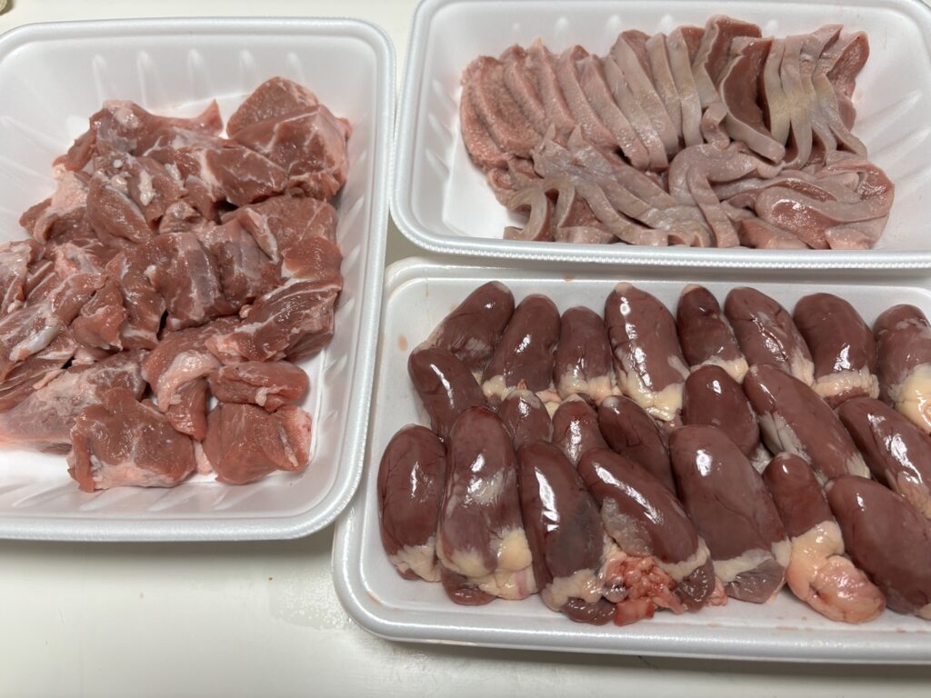 ロピアで購入した鶏心臓、豚タン、豚ツラミを串焼き用に準備した写真