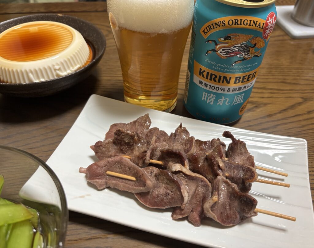 ロピアで買った鶏心臓や豚タンの串焼きとキリンビール晴れ風を合わせた家飲み写真