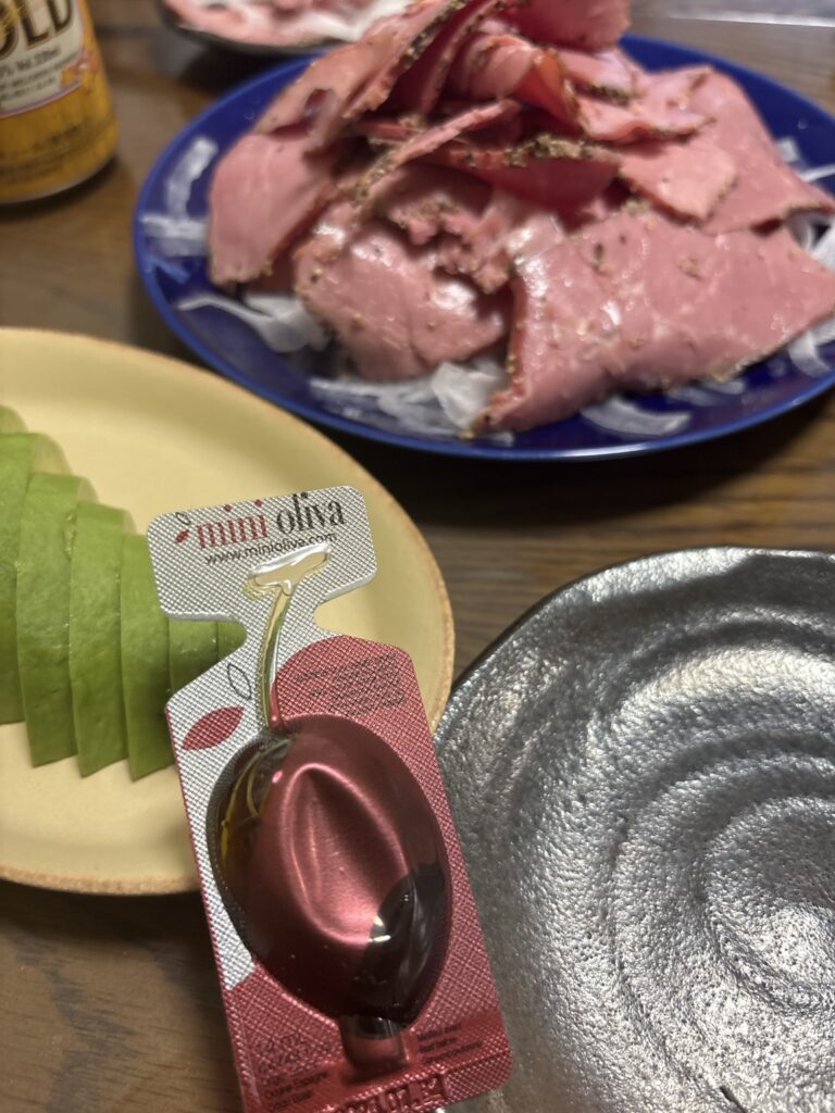 パストラミビーフとオニオンスライスとアボカドの家飲みプレートに添えたバルサミコ酢