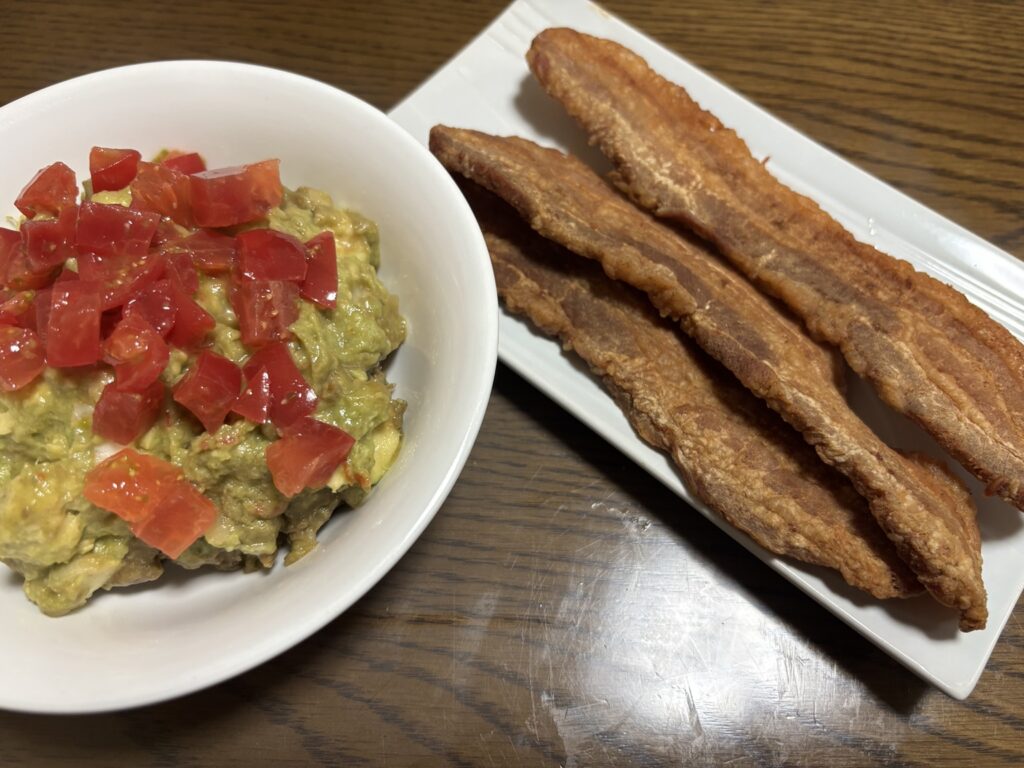 アボカドとトマトで作ったチチャロン用ワカモレ