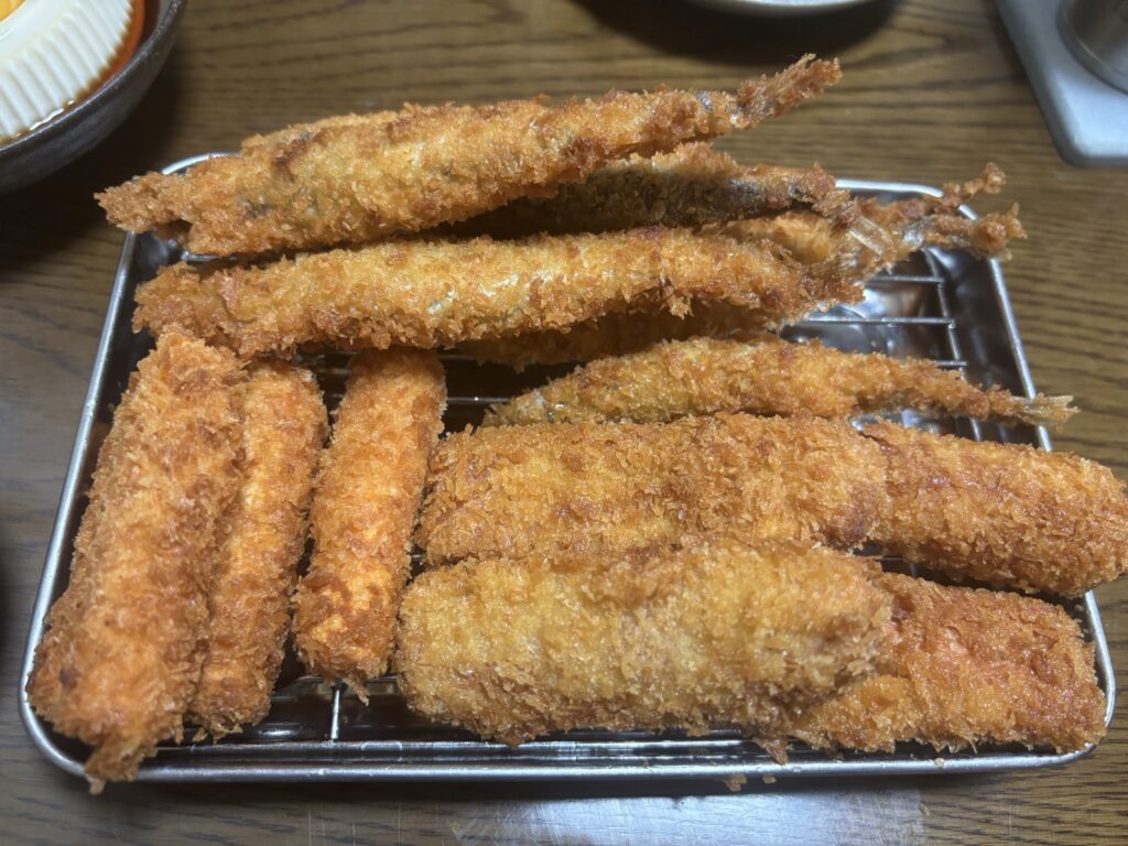 ししゃもフライと魚肉ソーセージフライと山盛りキャベツの家飲みセット