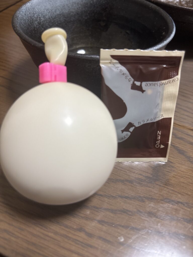 風船のゴムに包まれた牧歌の白いプリン