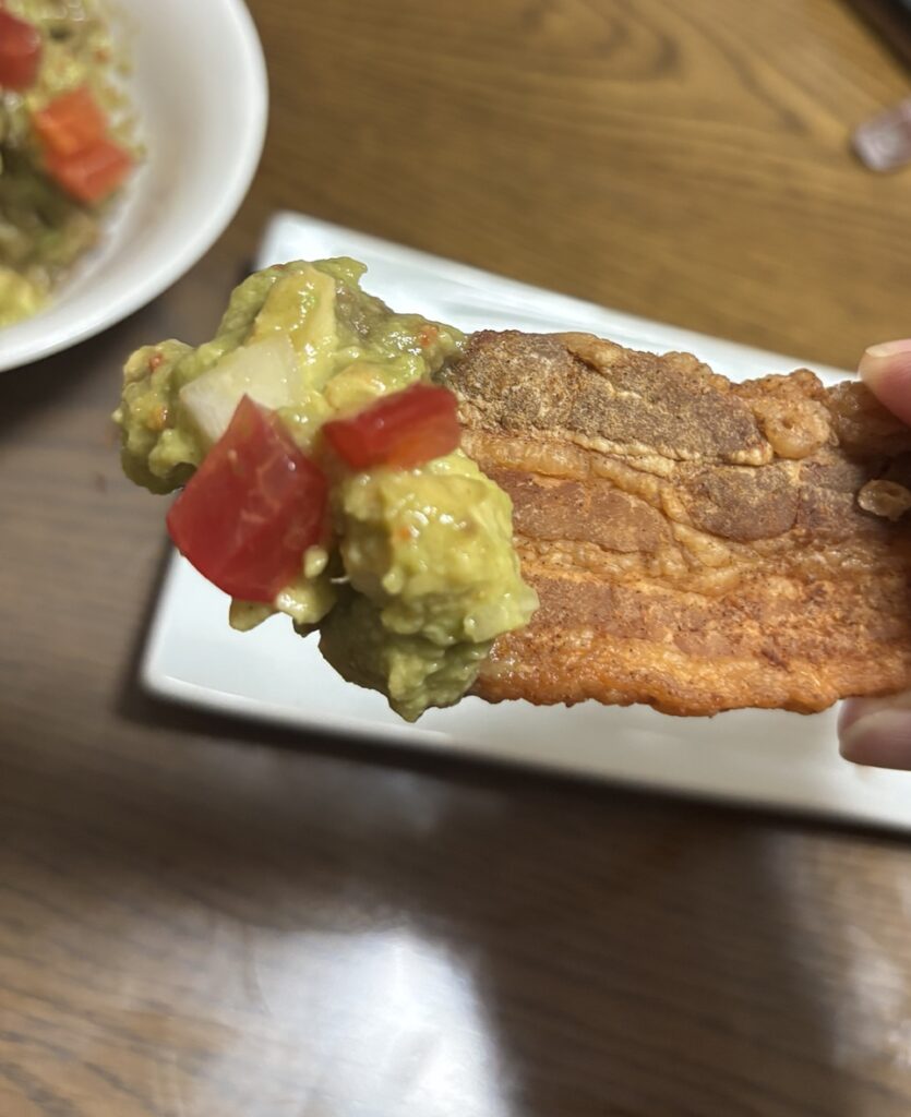 ワカモレをたっぷりのせた豚バラチチャロン
