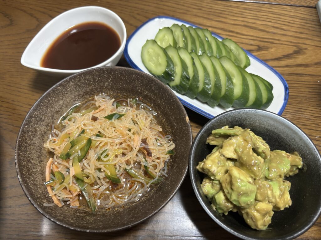 家タコパに添えたきゅうりと春雨サラダとアボカドの野菜つまみ