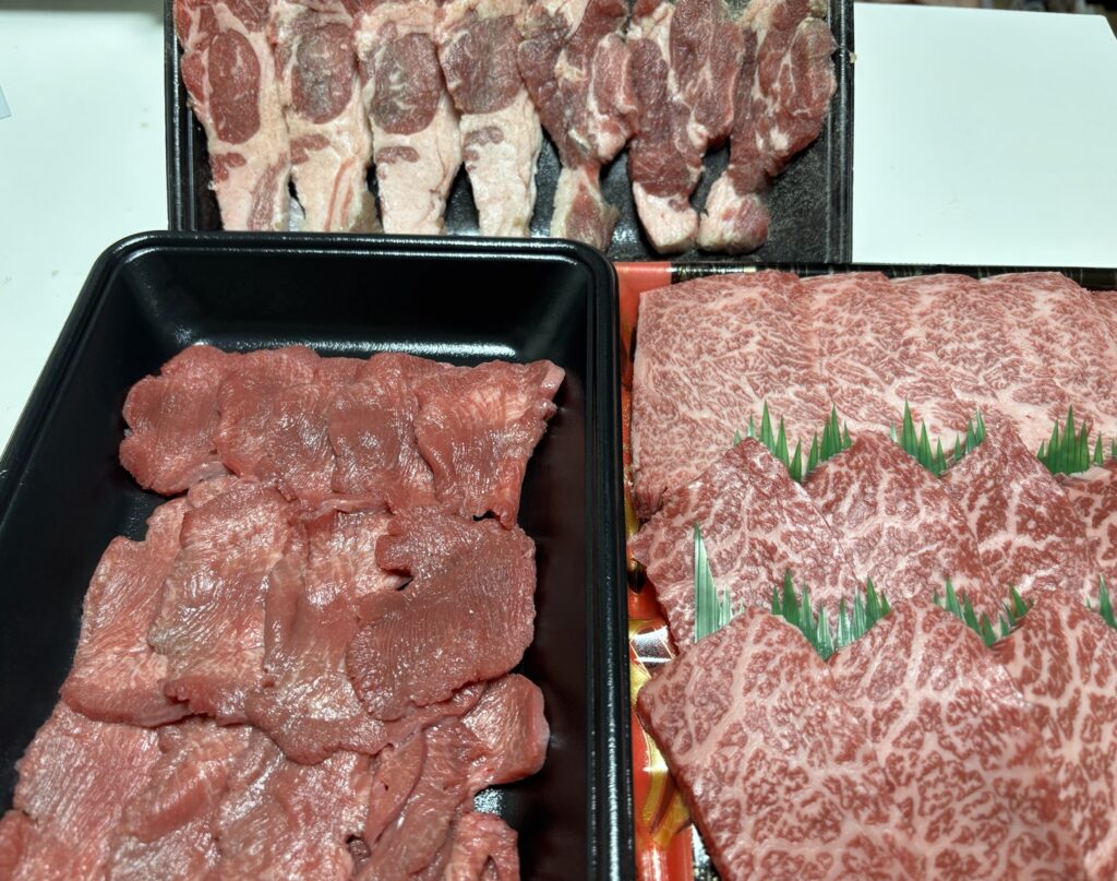 ラム肩ロース・牛タン・牛カイノミを用意した家焼肉用の肉セット
