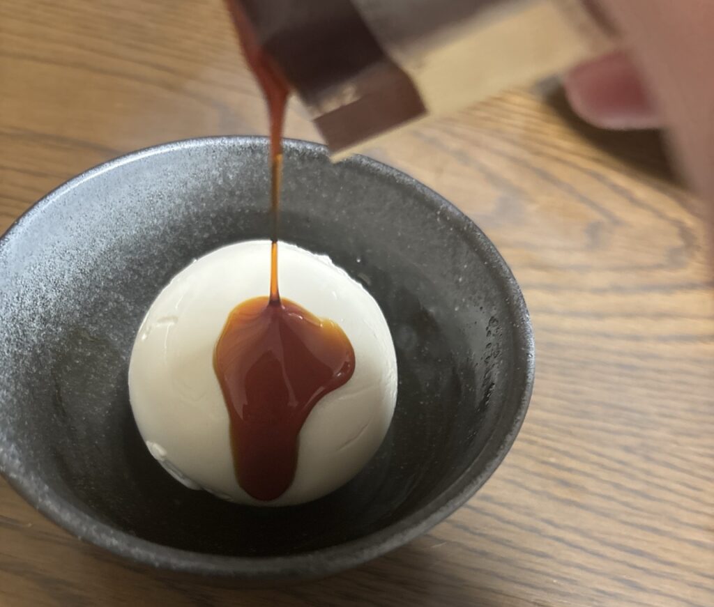 カラメルソースをかけた牧歌の白いプリン