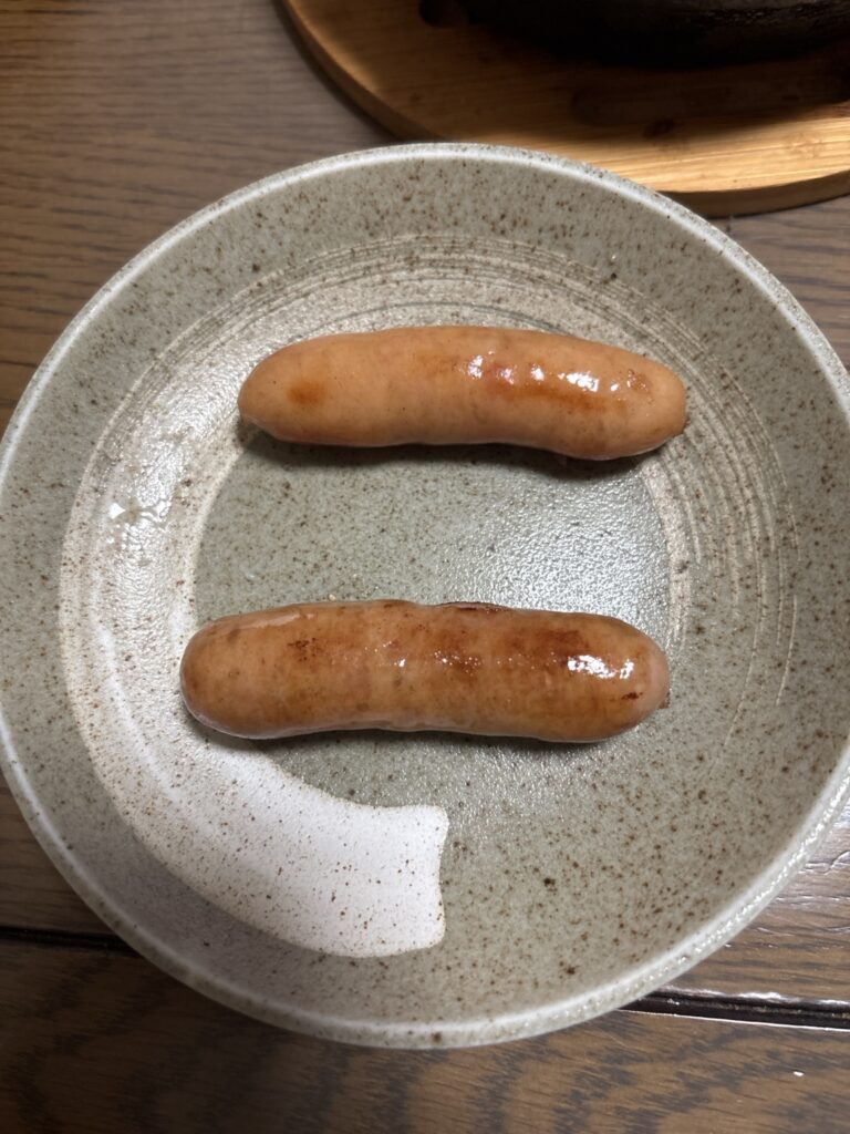 アルトバイエルンとローマイヤーのウインナーを焼いて食べ比べた写真