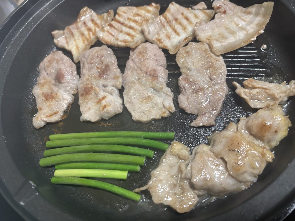 家焼肉の食材（鶏ハラミ・牛ツラミ・豚バラ・野菜・ビール）を並べた節約焼肉の実例