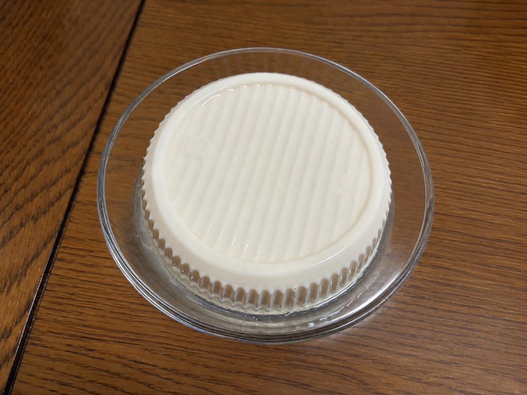 ロピアの寄せどうふに付属のたれをかける前の冷たい一品