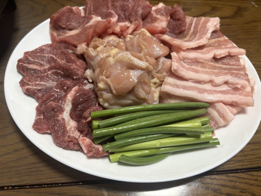 家焼肉盛り合わせ。豚バラ、豚タロース、鶏ハラミ、牛ツラミ