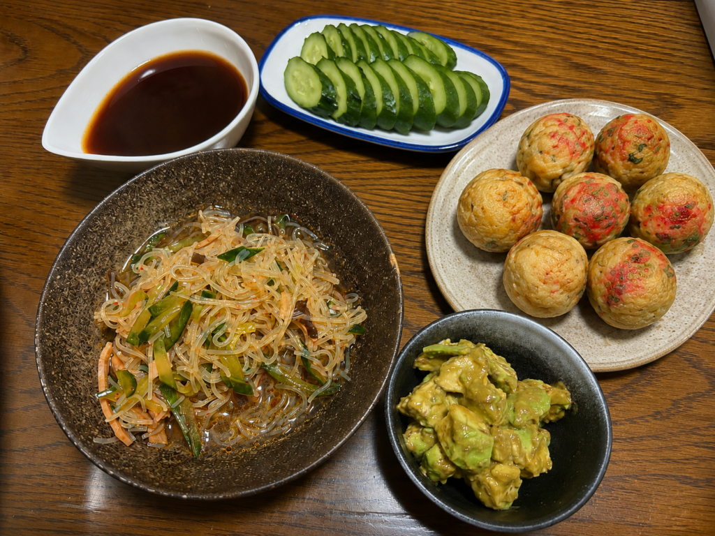 家タコ焼きに添えたきゅうりと春雨サラダとアボカドの野菜つまみ