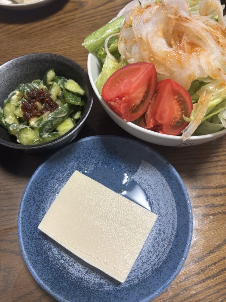家焼肉の箸休め（冷奴、レタスサラダ、たたききゅうり）