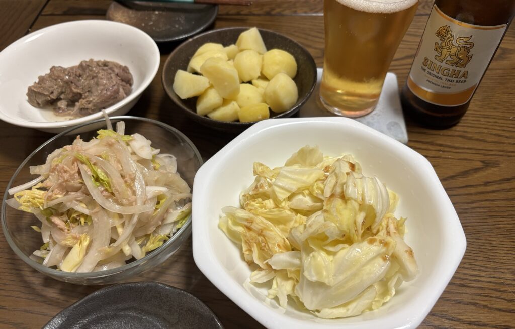 コストコラムショルダーとシンハービールを合わせた家飲みの食卓