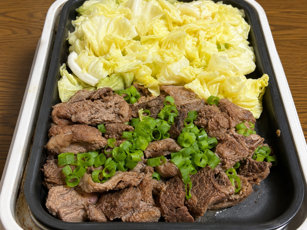 ラムショルダーと牛すじの塩茹でをホットプレートで熱々のまま食べる家飲み