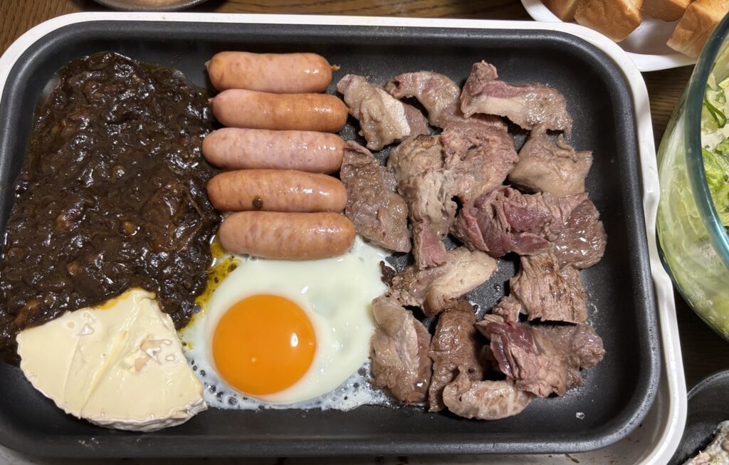 残ったカレーと牛すじカットステーキにブリーを添えたホットプレート