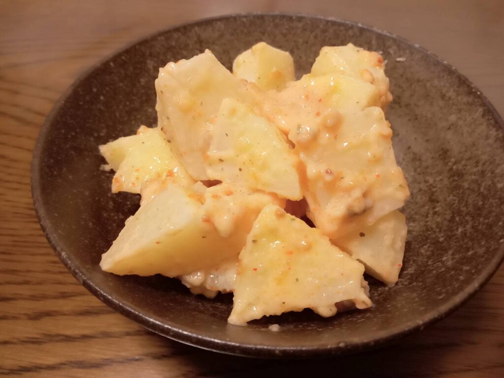 レンジで加熱したじゃがいもをマヨネーズとほりにしで和えた一品
