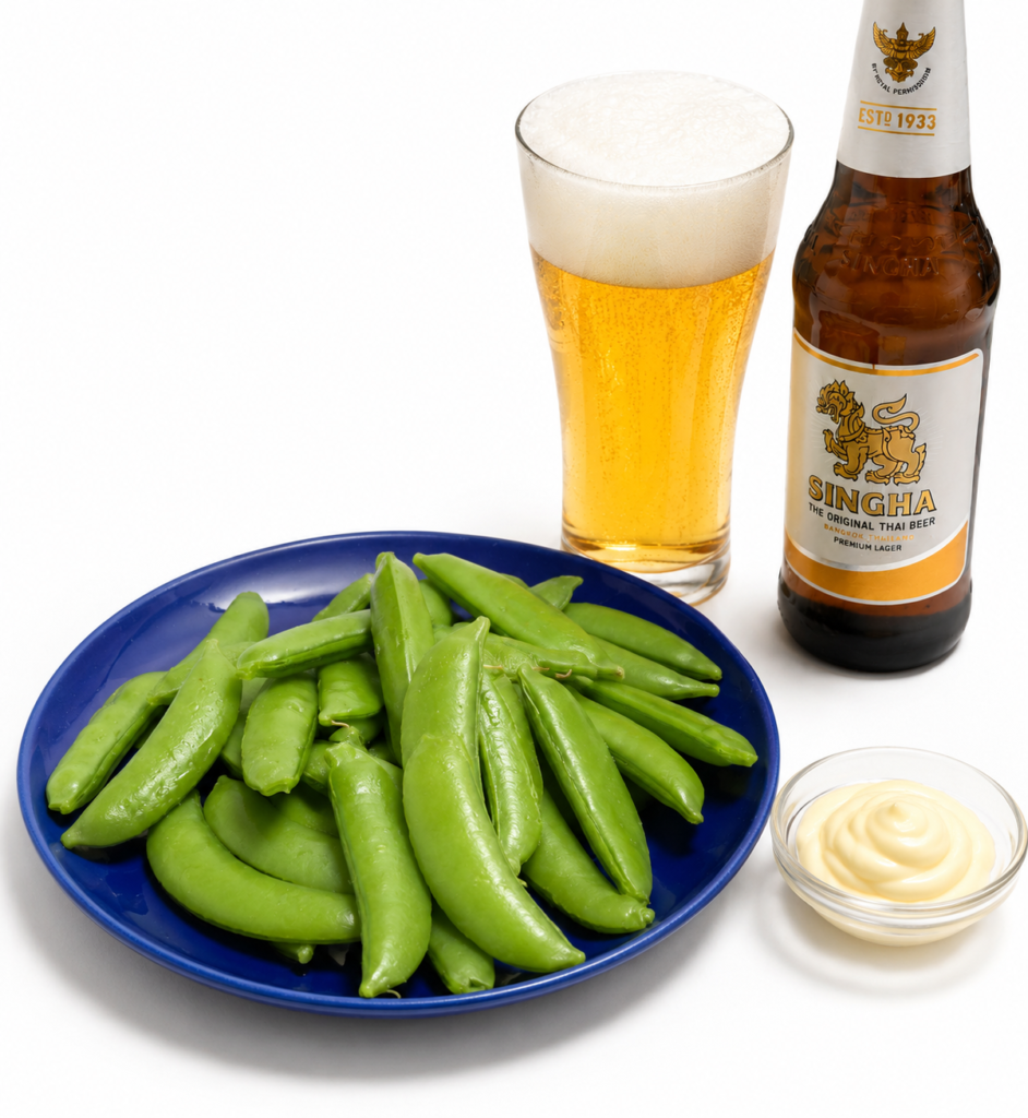 塩茹でしたスナップエンドウとシンハービールとマヨネーズ