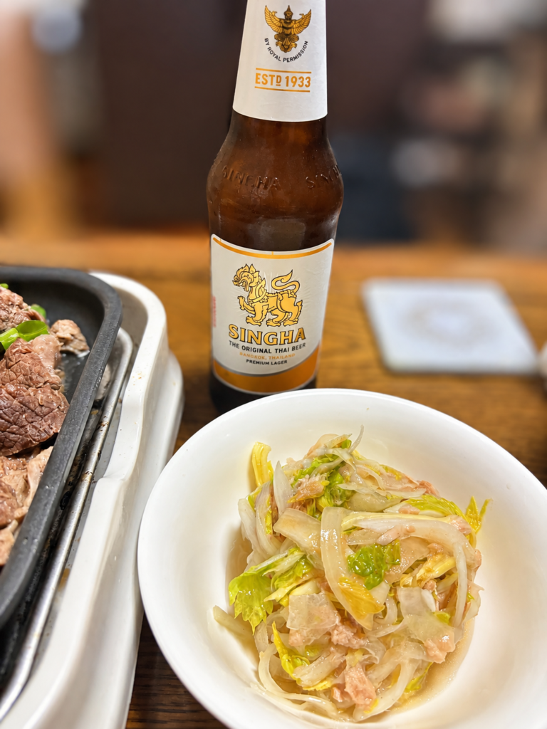 シンハービールとラムと牛指示の塩茹でで家飲み