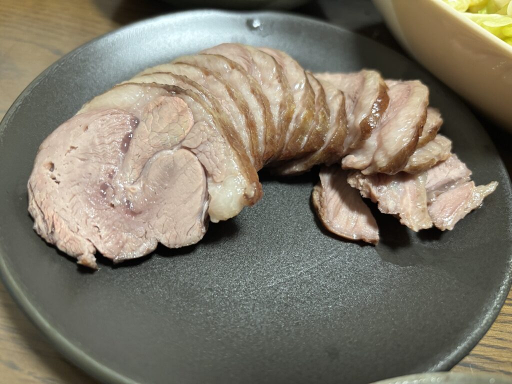 コストコラムショルダーを低温調理して薄切りにした皿
