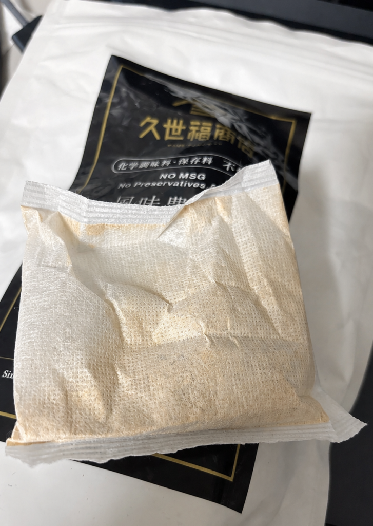 久世福商店 万能だしのだしパック1包を取り出した写真