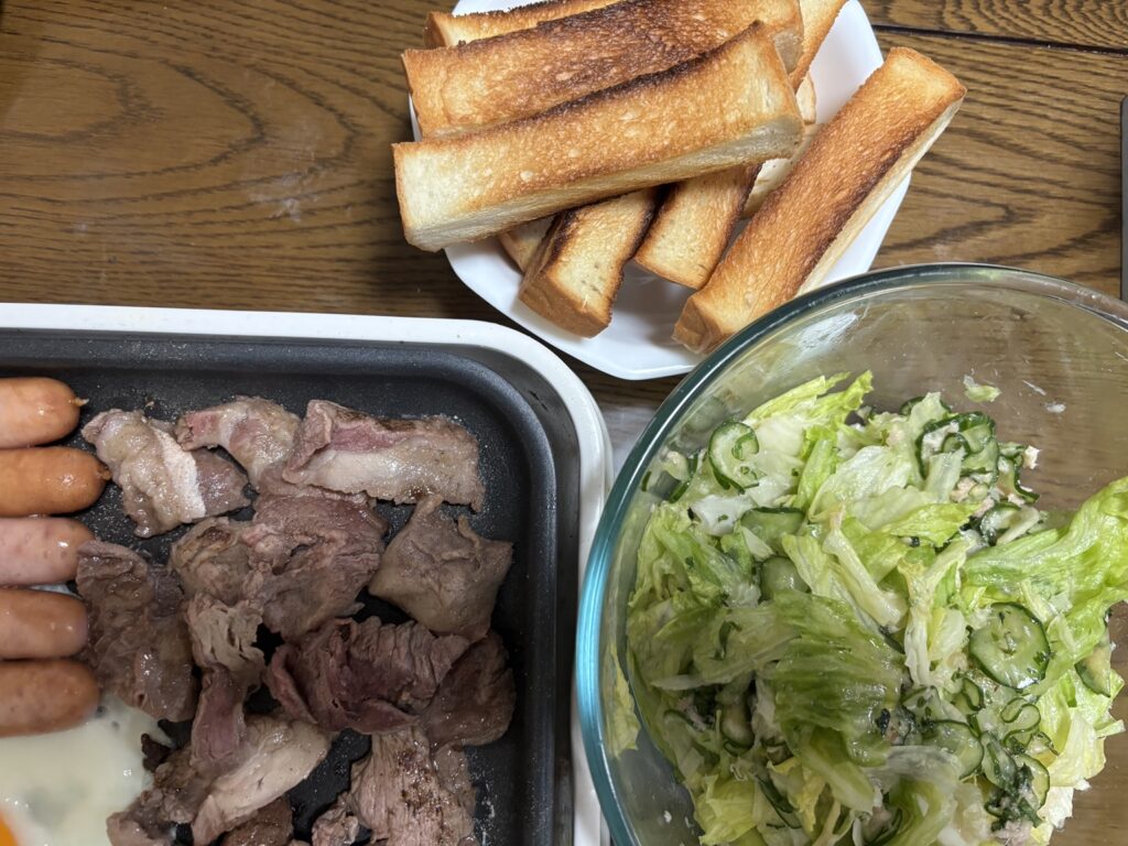 残ったカレーとブリーチーズをパンで食べる家飲み