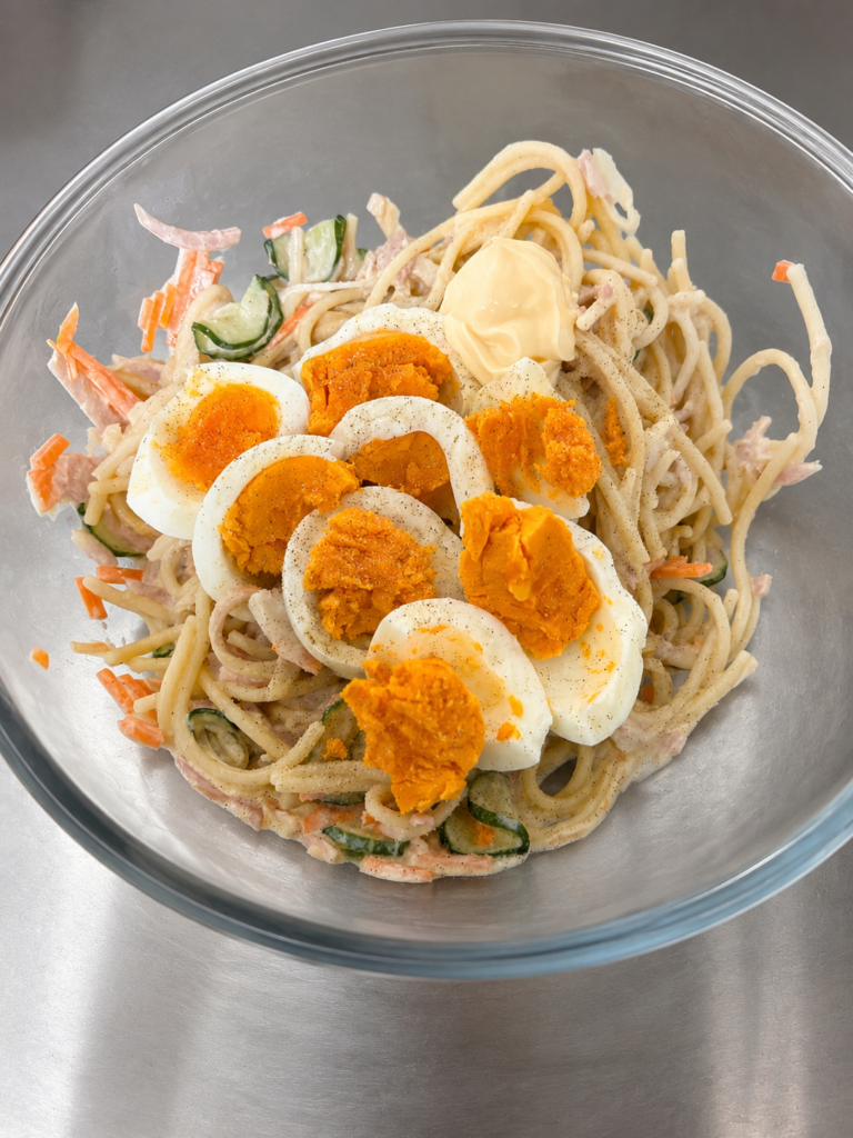 ゆで卵をのせたツナ入りパスタサラダ