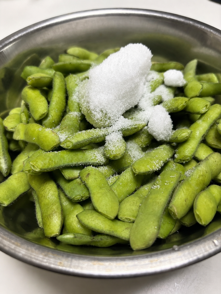 コストコの生枝豆を塩もみしている様子