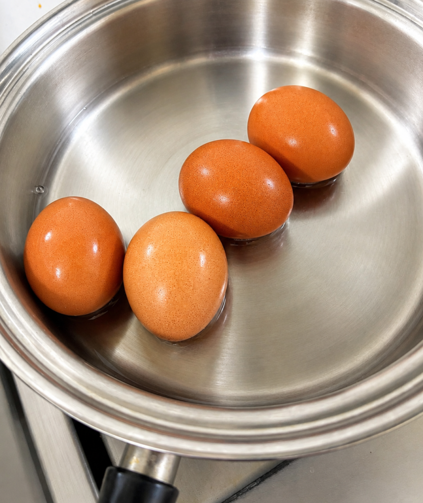 コストコの赤玉4個を鍋でゆでている様子