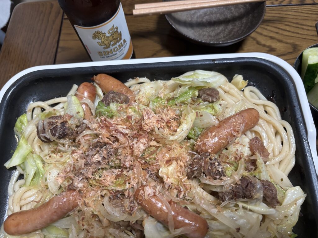 キャベツ1/4玉を使った牛すじとソーセージの焼きうどん