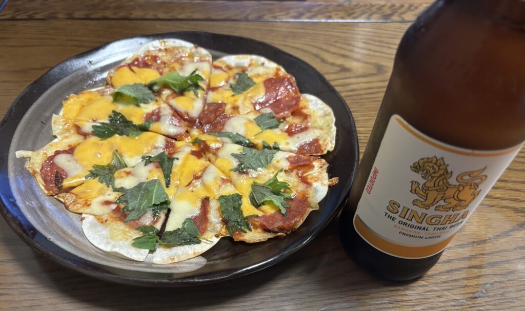 残った餃子の皮で作った簡単ピザとシンハービールの家飲み晩酌