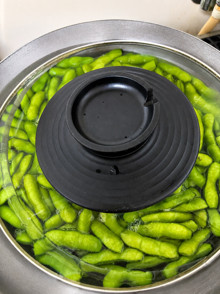 コストコの生枝豆をフライパンで茹でている様子