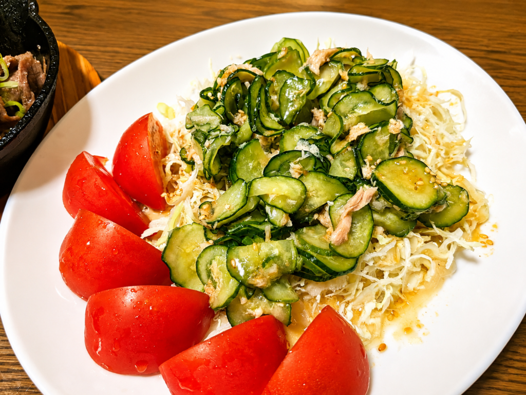 きゅうりとツナのサラダとトマトを添えた家飲み副菜