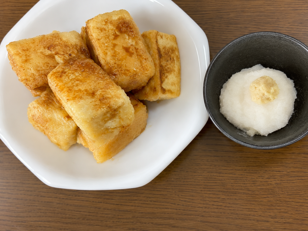 揚げ出し豆腐に大根おろしとおろし生姜を添えた家飲みおつまみ